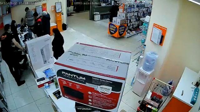 Мужчина не расплатился за товар в магазине в Южно-Сахалинске смотреть онлайн