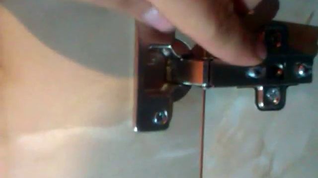 Как отрегулировать навесы на шкафчике? смотреть онлайн