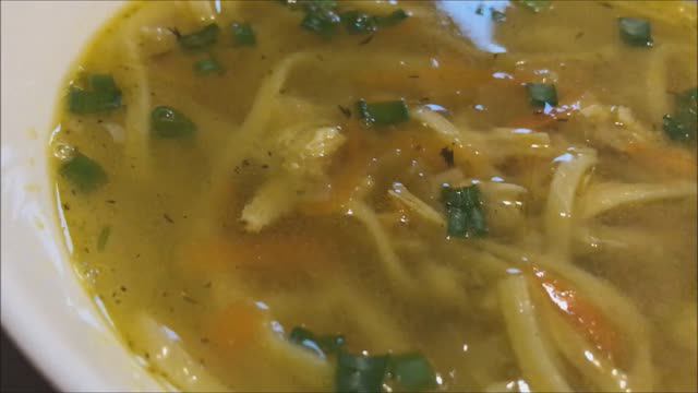 Куриный суп с лапшой. Самый простой и быстрый супчик для самых занятых хозяек смотреть онлайн