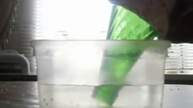 Бутылка в микроволновке смотреть онлайн