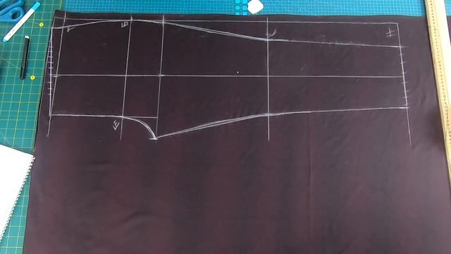 Спортивный костюм без выкройки своими руками. Кроим брюки сразу на ткани.mp4 смотреть онлайн