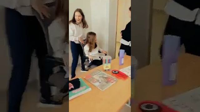 Сегодня четверг. А оператор просто бомж. смотреть онлайн