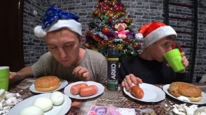 БУРГЕР САРДЕЛЬКИ ВАРЕНЫЕ ЯЙЦА КТО БЫСТРЕЕ СЪЕСТ l КТО ПОСЛЕДНИЙ СЪЕСТ МНОГО ЕДЫ ВЫПОЛНЯЕТ ЗАДАНИЕ