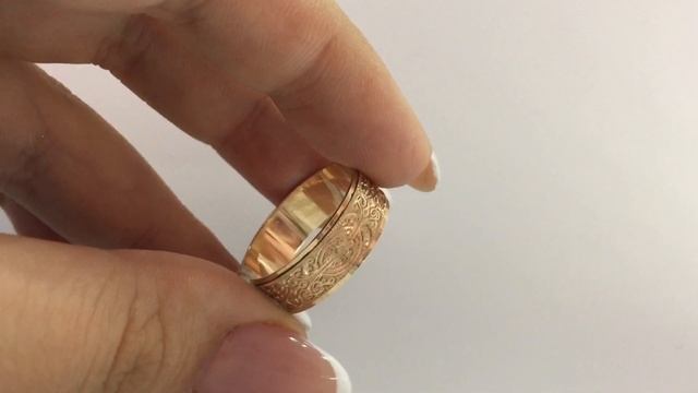 Обручальное кольцо с алмазной гранью, золотой орнамент смотреть онлайн