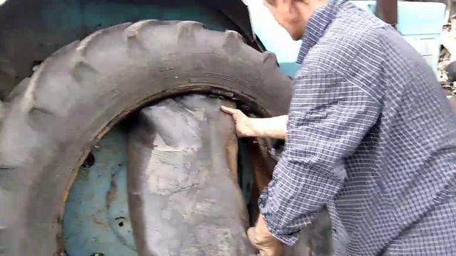 И косим, и ремонтируем. Клеем камеру на МТЗ 80 ??? смотреть онлайн