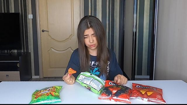 Пробую новинки от Doritos. Сырные начос. Жгучие начос. Doritos dinamita. Доритос.Doritos Flamin Hot смотреть онлайн