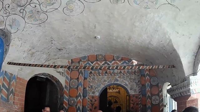 Chram Vasila Blazeneho uvnitr смотреть онлайн