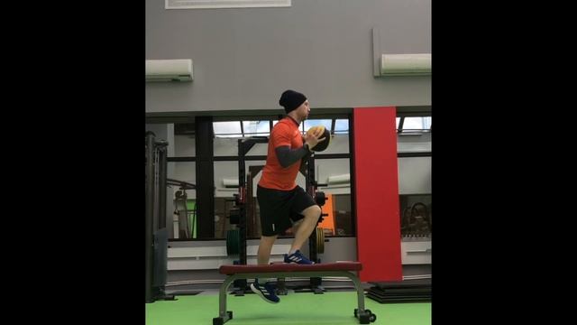 Step Up with Hip Flexion & MedBall Press смотреть онлайн