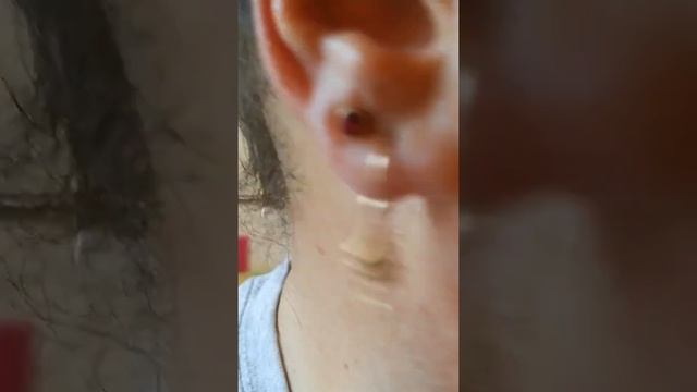 Проколотые уши. Висячяя серьга,с замком спереди,продеваемая сзади мочки и красный гвоздик . смотреть онлайн
