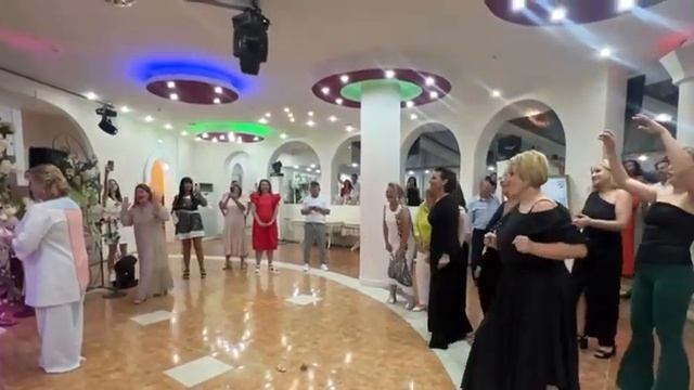 Лилия Хәмитова туенда кәләш букетын дусты Рамилә тотты смотреть онлайн