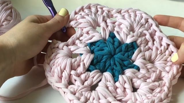 Мотив "Африканский цветок". Вязание крючком из трикотажной пряжи смотреть онлайн