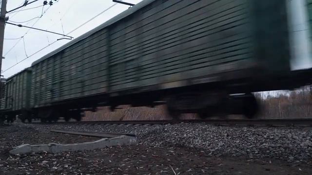 Электровоз ВЛ10К С грузовым поездом и перегоняемыми тепловозами 2М62/М62 смотреть онлайн