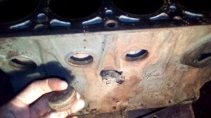 заглушки блока на герметике или нет,выбиваю на снятом блоке