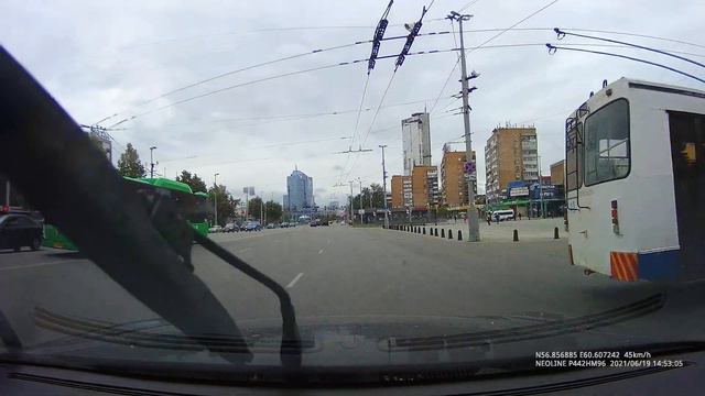 Троллейбус не уступил дорогу смотреть онлайн