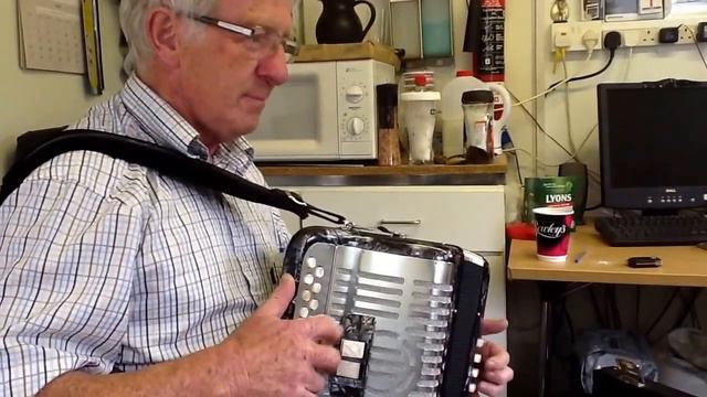 Eamonn Donlon plays one of his favorite horn pipes at Glencar Water смотреть онлайн