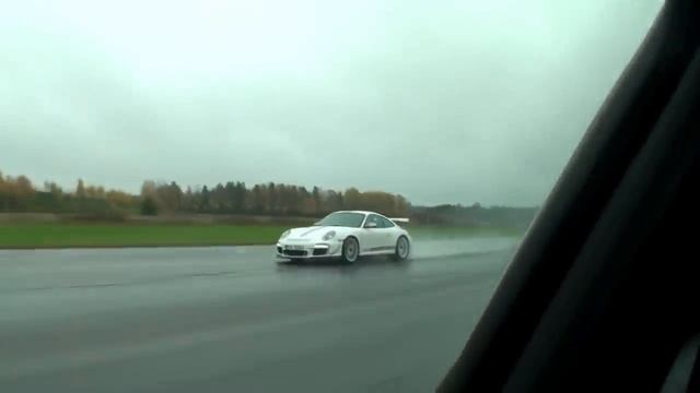 RAINRACE Porsche 911 GT3 RS 4,0 vs Nissan GTR R35 530 HP смотреть онлайн