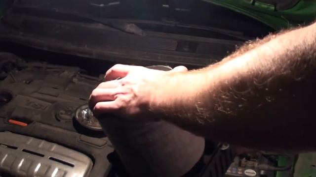 замена салонного\воздушного фильтров 1,4ТСИ Фабия Cabin\air intake filter replacement 1,4TSI смотреть онлайн