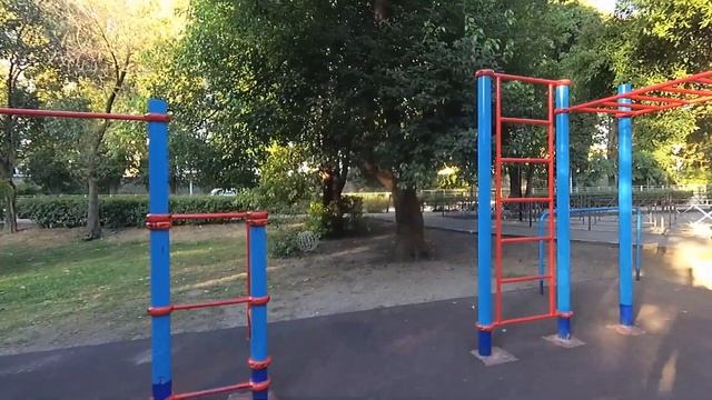 Утренняя прогулка по улице Победы. Киров блиц сквер место отдыха в тени и занятий спортом. смотреть онлайн