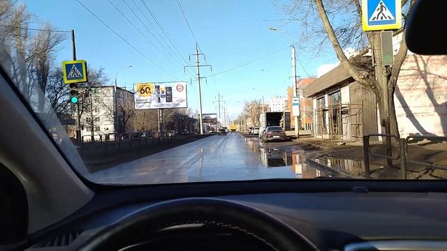 В Астрахани коммунальные службы очищают полотно дороги питьевой водой. Улица Н. Островского. смотреть онлайн