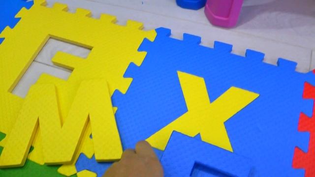 Игрушки потерялись и Макс ищет на детской площадке смотреть онлайн