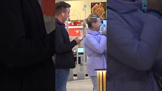 Люди поют Димину песню "Улыбнись" смотреть онлайн