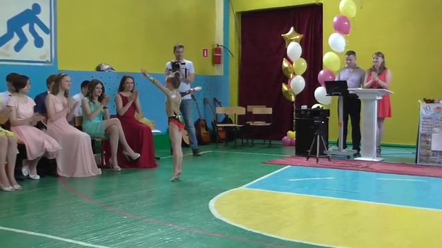 Юная гимнастка Александра Рипинская на выпускном вечере. смотреть онлайн