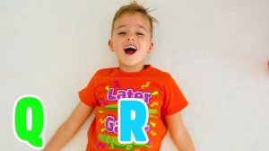 Влад и Ники учатся открывать коробки с игрушками и решать логические задачи