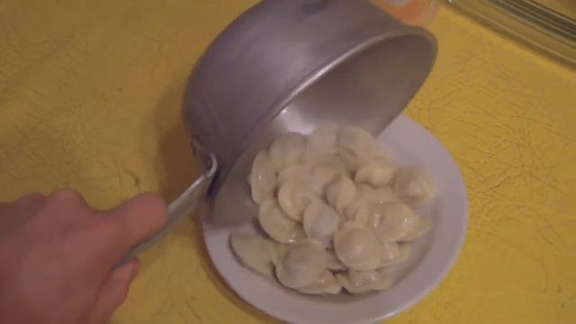 Как вывалить пельмени в тарелку смотреть онлайн