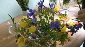 Собираем букет из ирисов и ... сорняков
