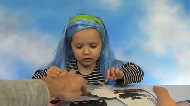 Монстер Хай косметика и Парик Гулии Йелпс Катя примеряет и делает макияж Monster смотреть онлайн