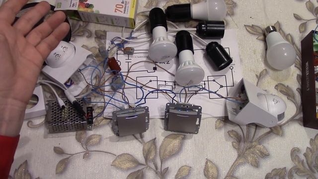 Как подключить два проходных выключателя , датчик движения , светодиодные лампы и ленту . смотреть онлайн