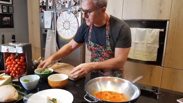 PASTA ALLO SCARPARIELLO con il pomodoro "del pendolo" - Chef Max Mariola ITA SUB смотреть онлайн