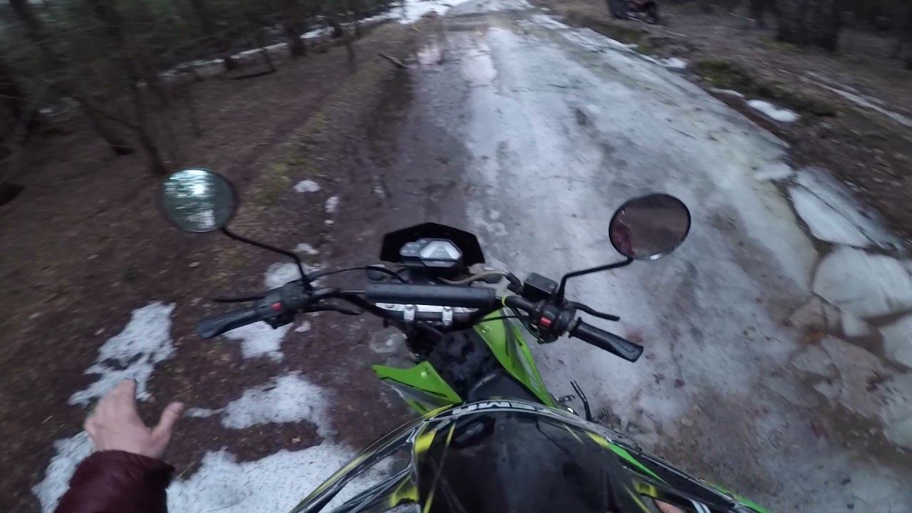 Покатушки по лесу, ручьи и лужи, я упал смотреть онлайн