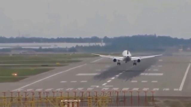 Очень опасные моменты при взлете и посадке самолета при сильном боковом ветре. #Самолет, #посадка, смотреть онлайн