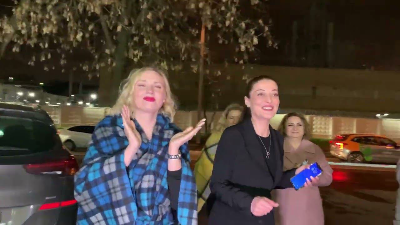 Необычный Сюрприз: Когда Женщину Поздравили Белый Медведь и Друзья! смотреть онлайн