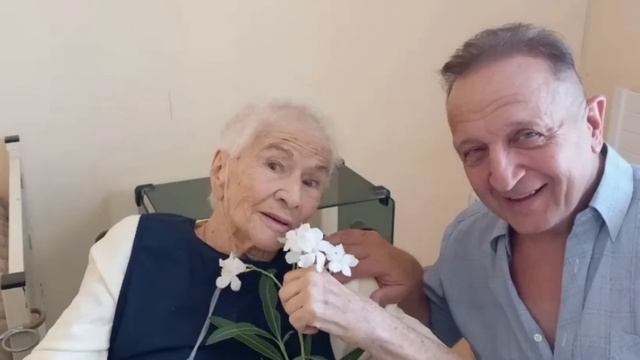 Η μεγάλη ηθοποιός που είναι ξεχασμένη στο γηροκομείο - Ποιο είναι το μακάβριο μυστικό που έκρυβε! смотреть онлайн
