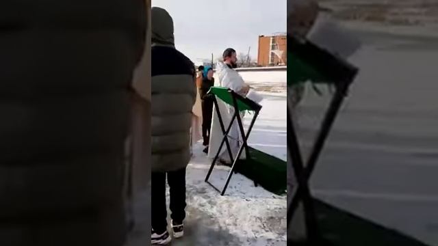 Наши Батюшки освещают воду смотреть онлайн