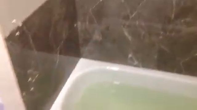 Укладка плитки Ремонт маленькой ванны день седьмой смотреть онлайн