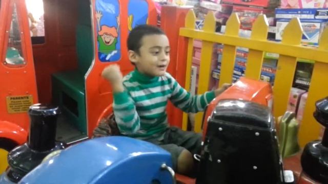 Rashid @ Madinat Zayed Mall, Abu Dhabi смотреть онлайн