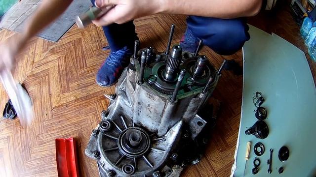 Шум в КПП при отпущенном сцеплении.Замена подшипников КПП Таврия,Славута,SENS ( 1сезон 1серия:) смотреть онлайн