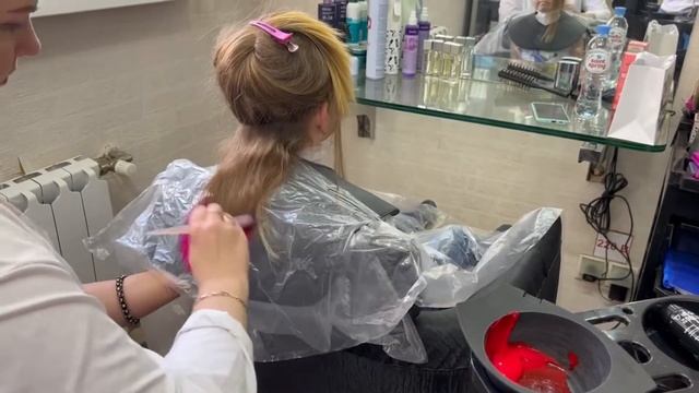 Алёна красит кончики волос //Влог // Покрасили кончики волос в ярко - малиновый цвет // Vlog // смотреть онлайн