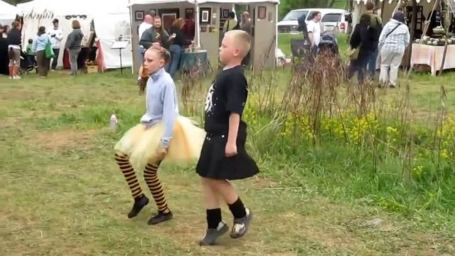 Шотландский танец под волынку танцуют дети смотреть онлайн