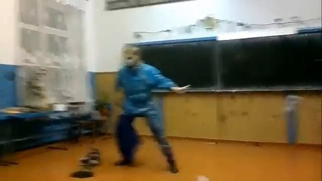 Прикол.Мальчик танцует джигу-дрыгу на празднике в школе... смотреть онлайн