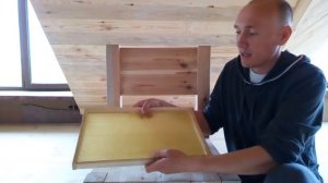 Натягиваем вощину на пчелиную рамку. Пчеловодство для начинающих