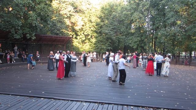 Полька тройками. Бал "Кураж" в Перовском парке 29.08.2022 смотреть онлайн