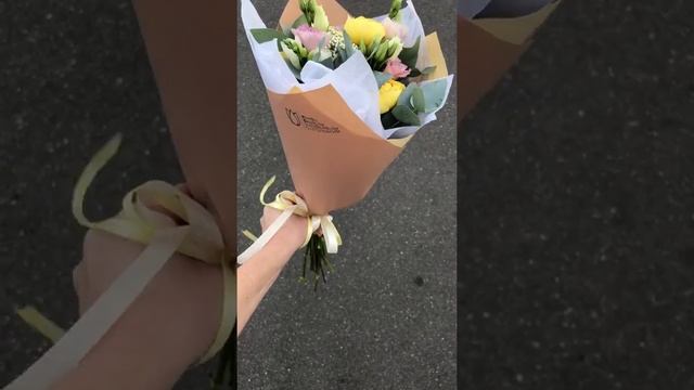 Букет цветов №72 из пионовидных роз, озотамнуса, фрезии, эустомы смотреть онлайн