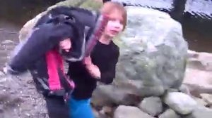 Девочки купаются в одежде