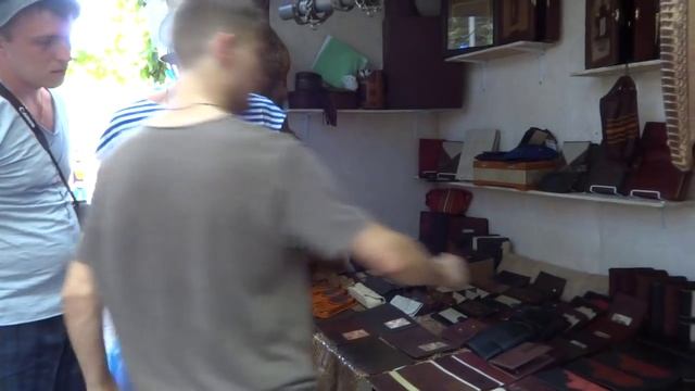 Раньше они ползали и шипели. Теперь это кошельки, ремешки - сувениры из Лазаревского. Август 2015 смотреть онлайн