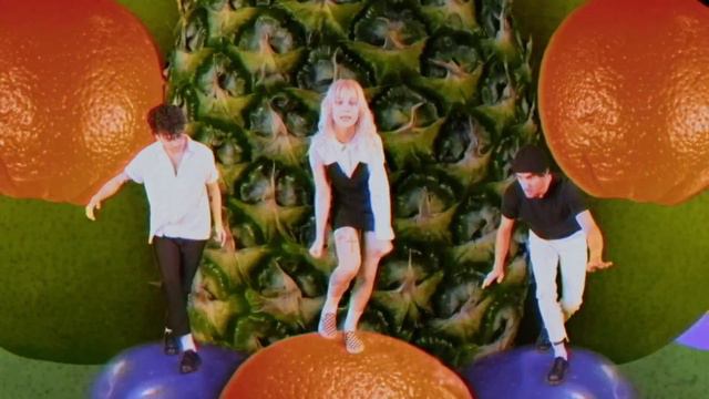 Paramore: Caught In The Middle [OFFICIAL VIDEO]