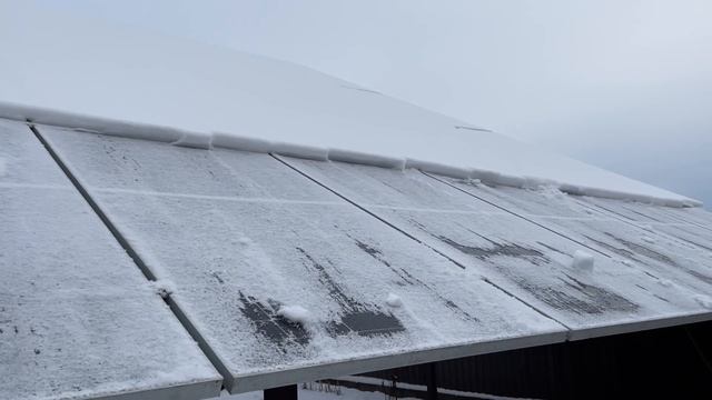 Работа солнечной станции под снегом.